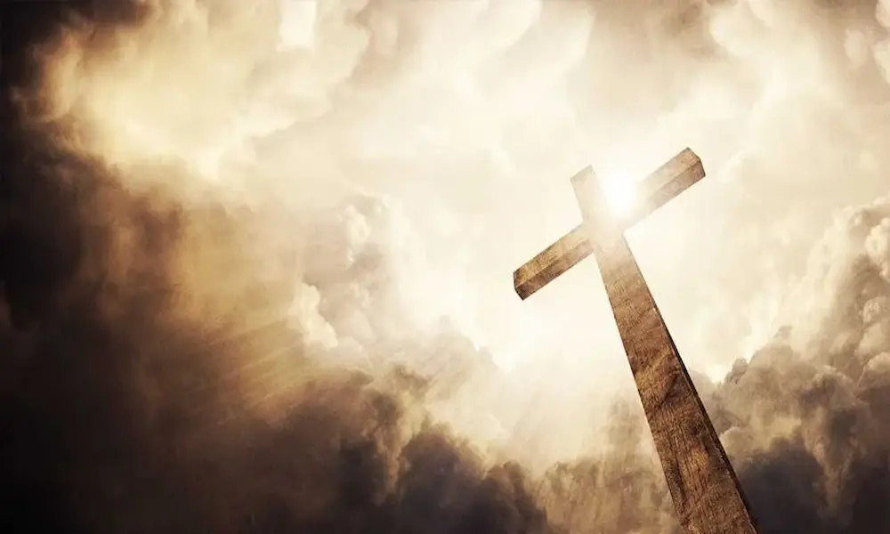 la cruz con un resplandor del sol y el cielo dando a entender donde va la adoracion