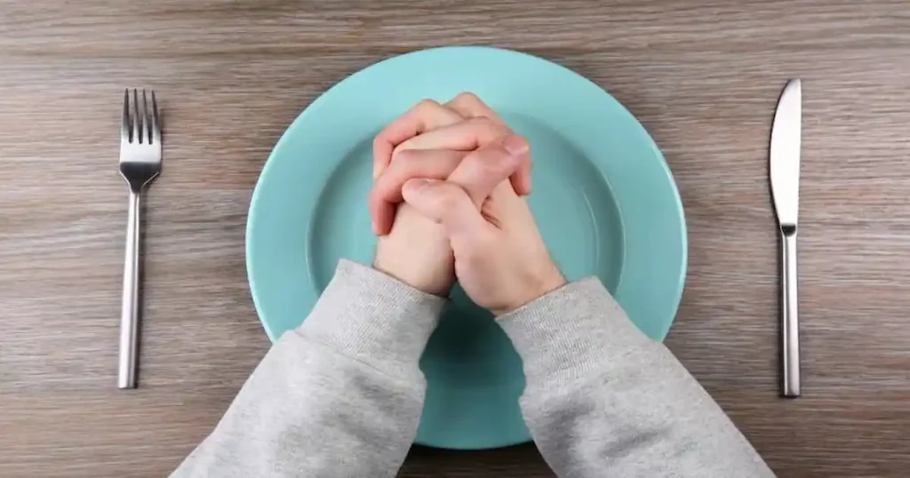ayunar y orar ayuda a realizar un mejor servicio a Dios