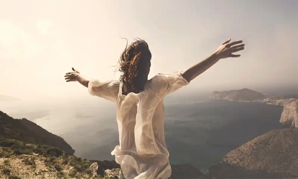 mujer exalta a dios extendiendo su manos en señal de adoracion a Dios
